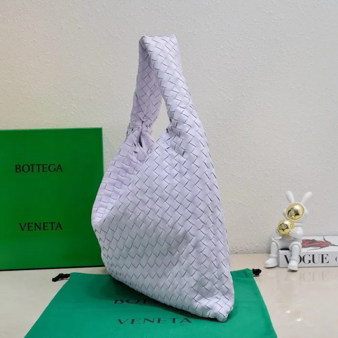 Batch 2160 #Bv New large HOP bag, the bag body and handles are made of a whole piece of woven leather. The bag body is soft and lazy. Hop symbolizes the praise of innovation and eternal craftsmanship [love]. The pyramid silhouette combines practicality and fashion. Modern and casual, the bag mouth is double-sided closed design, more convenient and safe! The cowhide texture also makes the bag more wear-resistant and durable. A must-have for fashionable ladies who like minimalism yet comfortable and casual! Size: 54x24x13, Model: 3970#